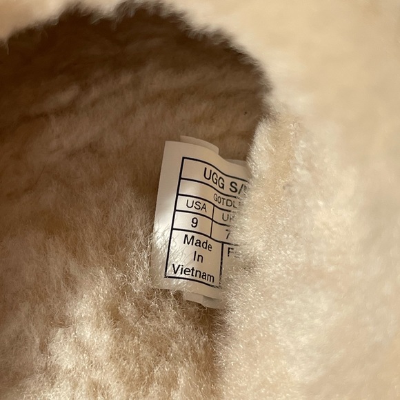 Uggs - Picture 4 of 5